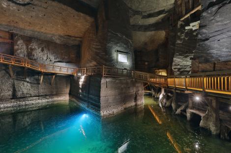 Photo no. 8 (13)
                                                         Underground lake in the 'Erazm Barącz' Chamber. Photo by R. Stachurski. Source: © Kopalnia Soli 'Wieliczka' S.A.
                            